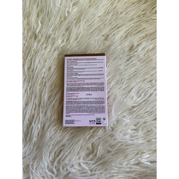 Anastasia Beverly Hills Sculpted & Defined Brow Kit
Soft Brown - Picture 6 of 10